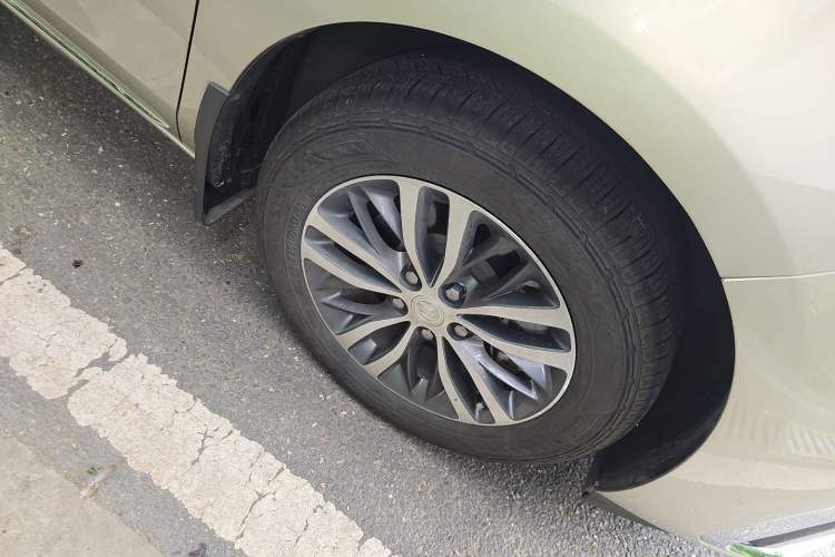Used Buick GL8 2023 ES Lu Zun Comfort Model Right Front Wheel Hub