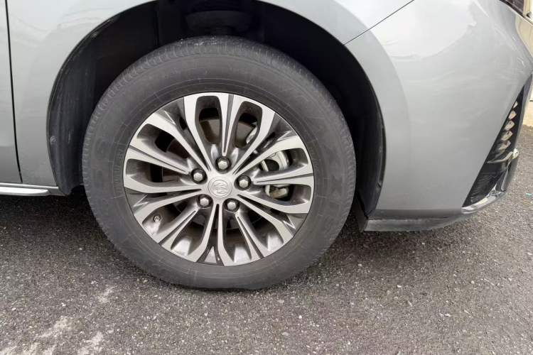 Used Buick GL8 2023 Land Executive Class Comfort Model Right Front Wheel Hub