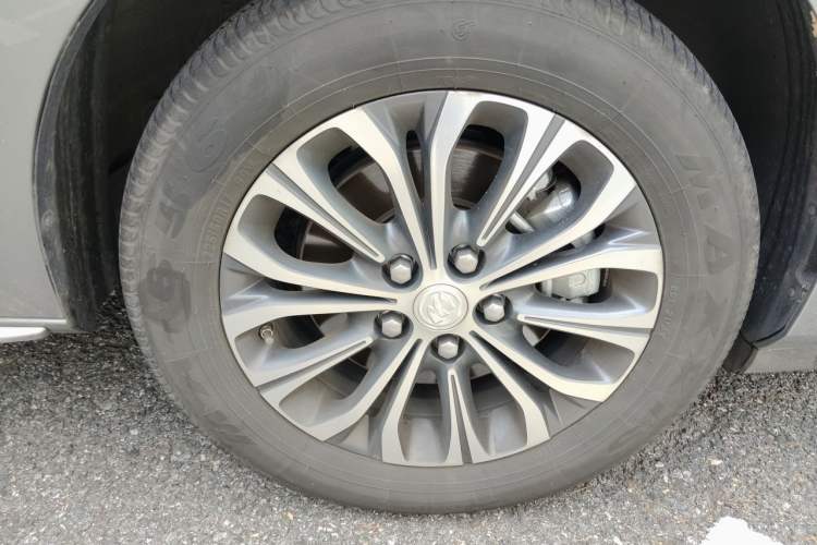 Used Buick GL8 2023 Facelifted Land Cruiser Executive Luxury Version Right Front Wheel Hub