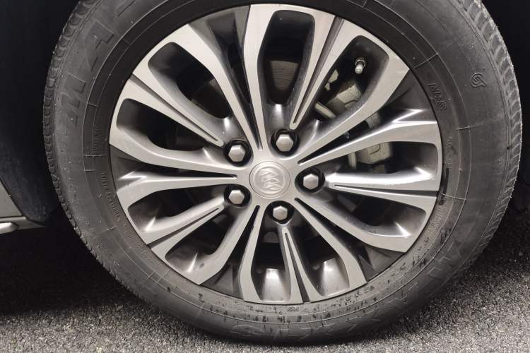 Used Buick GL8 2023 Facelifted Land Cruiser Executive Luxury Version Right Front Wheel Hub