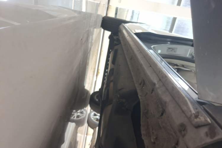 Used Buick GL8 2023 Land Executive Class Comfort Model Right Side Sill
