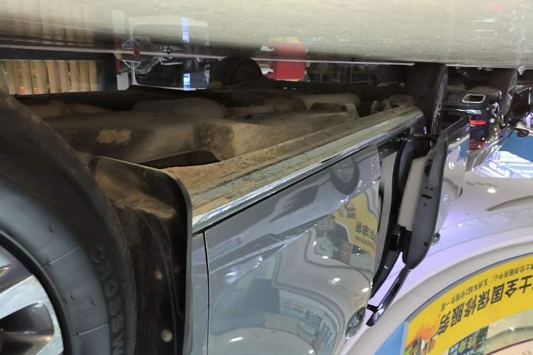 Used Buick GL8 2023 Land Executive Class Comfort Model Right Side Sill