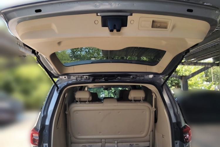 Used Buick GL8 2023 Facelifted Land Cruiser Executive Luxury Version Trunk