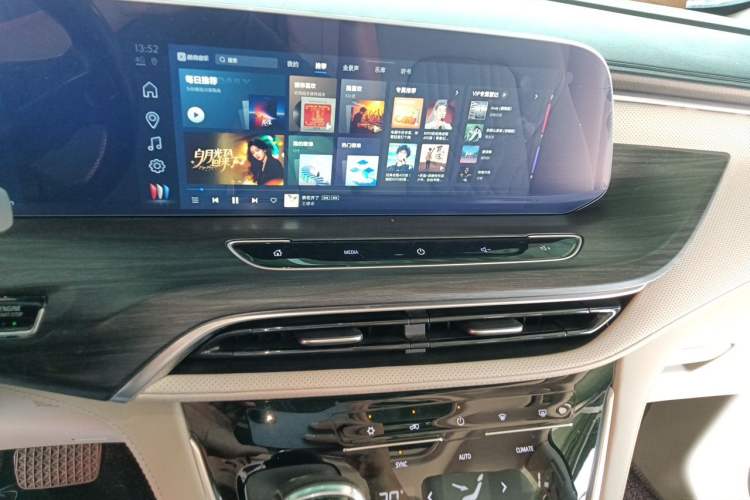 Used Buick GL8 2023 ES Lu Zun Comfort Model Audio And AC Panel