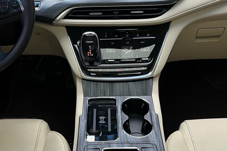 Used Buick GL8 2023 ES Lu Zun Luxury Edition and Yue Version Audio And AC Panel