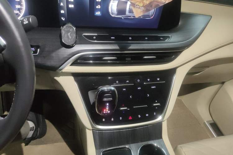 Used Buick GL8 2023 ES Lu Zun Deluxe and Yue Edition Audio And AC Panel