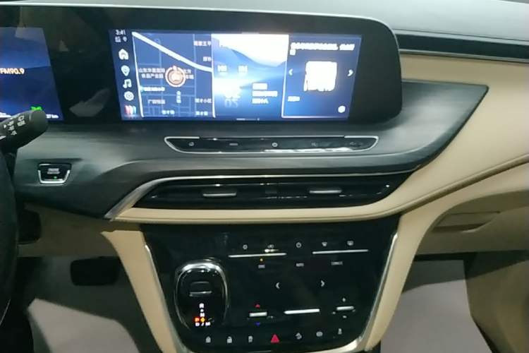 Used Buick GL8 2023 ES Lu Zun Deluxe Model Audio And AC Panel