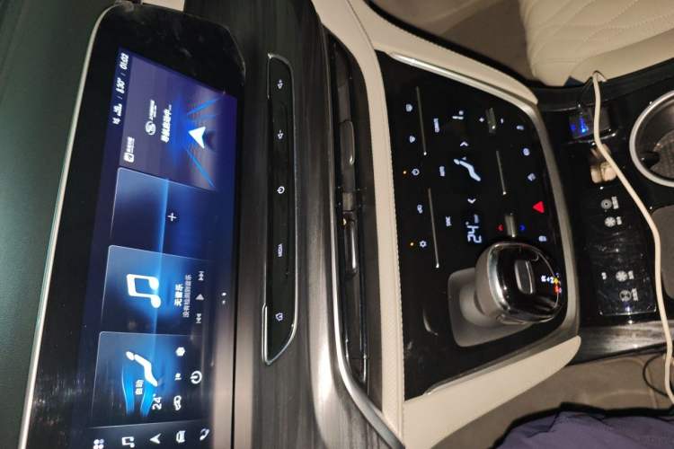 Used Buick GL8 2023 ES Lu Zun Comfort Model Audio And AC Panel