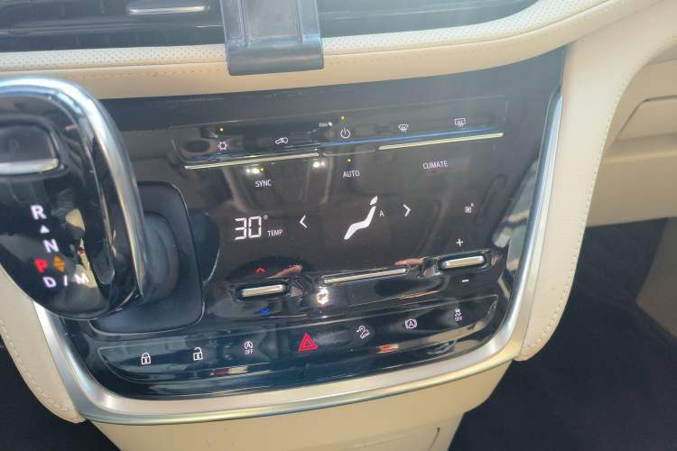 Used Buick GL8 2023 ES Lu Zun Deluxe Model Audio And AC Panel