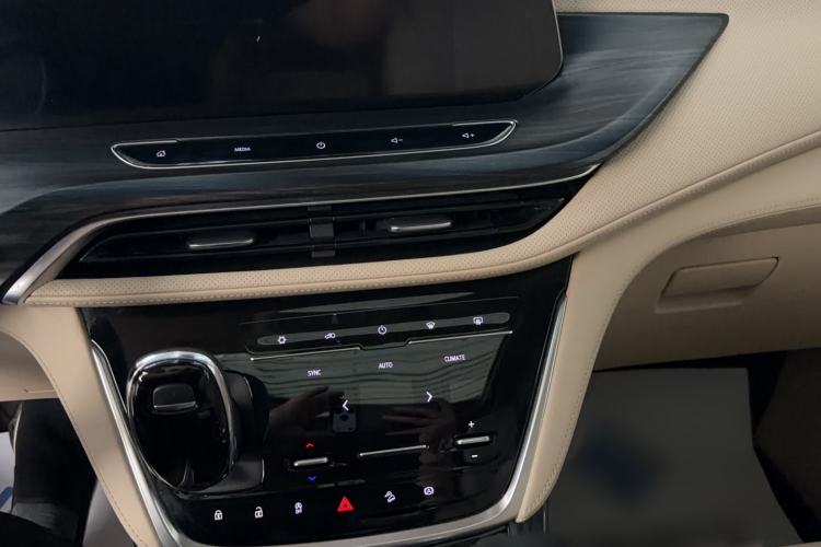 Used Buick GL8 2023 ES Lu Zun Deluxe Model Audio And AC Panel