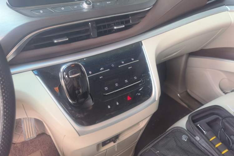 Used Buick GL8 2023 Land Executive Class Smart Enjoyment Model Audio And AC Panel