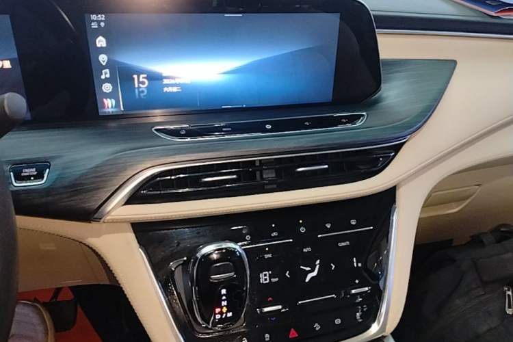Used Buick GL8 2023 ES Lu Zun Deluxe Model Audio And AC Panel
