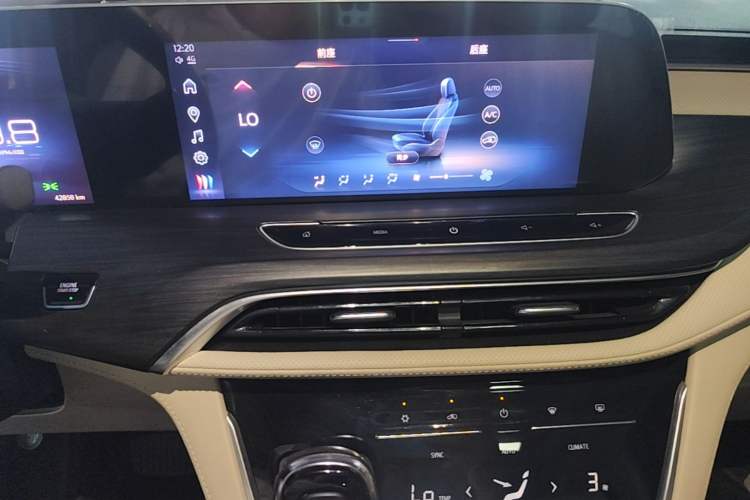 Used Buick GL8 2023 ES Lu Zun Comfort Model Audio And AC Panel