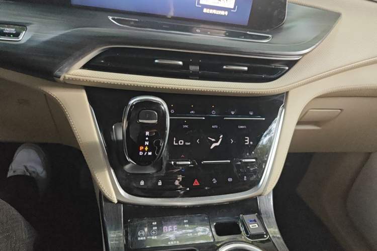 Used Buick GL8 2023 ES Lu Zun Deluxe Model Audio And AC Panel