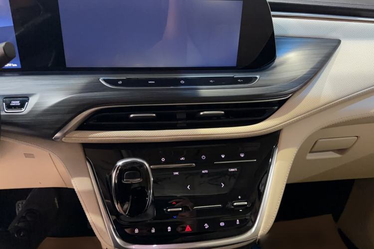 Used Buick GL8 2023 ES Lu Zun Deluxe Model Audio And AC Panel
