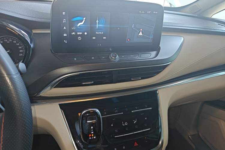 Used Buick GL8 2023 Facelifted Land Cruiser Executive Luxury Version Audio And AC Panel