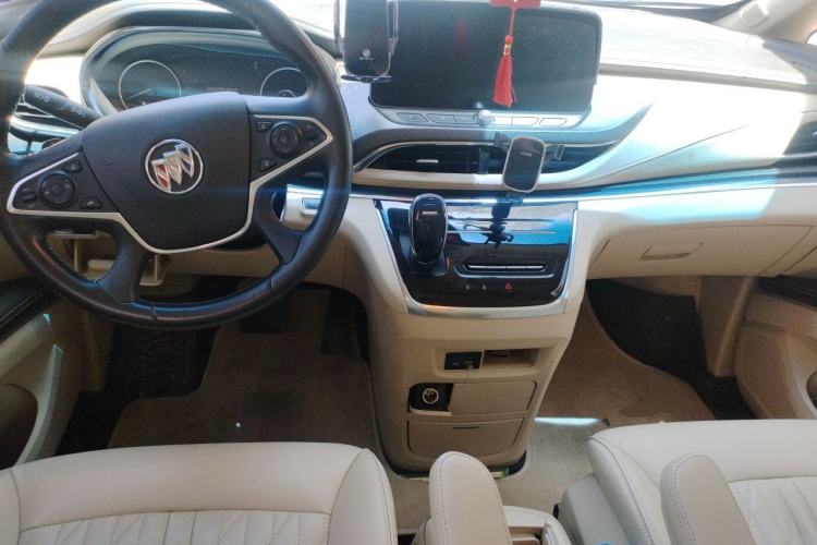 Used Buick GL8 2023 Facelifted Land Cruiser Executive Luxury Version Center Console