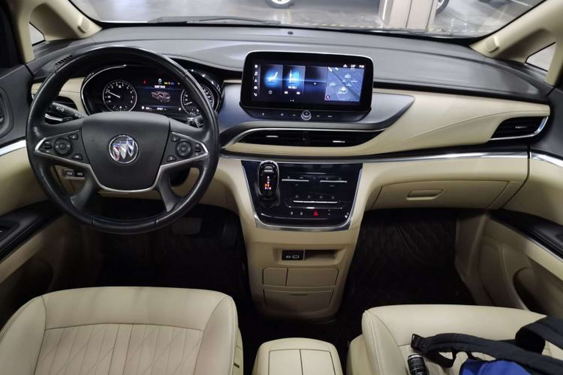 Used Buick GL8 2023 Facelifted Land Cruiser Executive Luxury Version Center Console