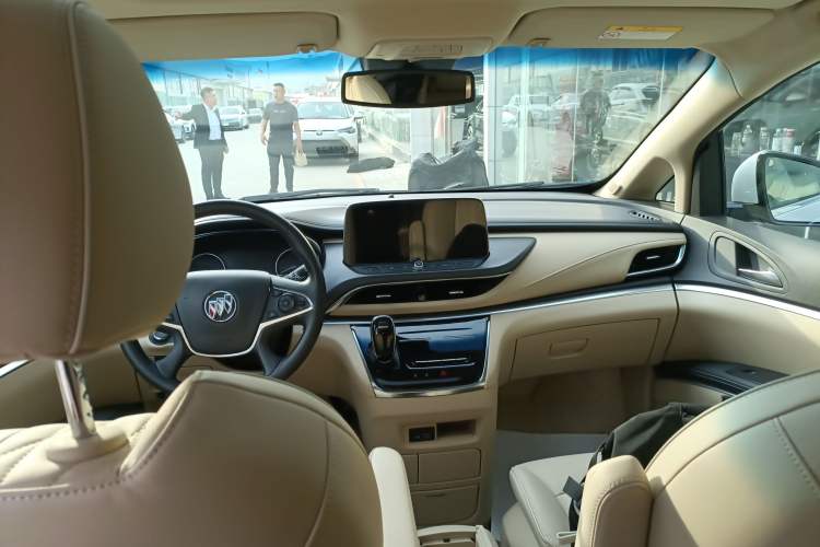 Used Buick GL8 2023 Facelifted Land Cruiser Executive Luxury Version Center Console