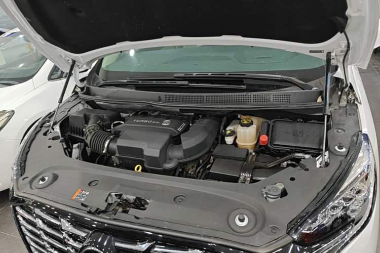 Used Buick GL8 2023 ES Lu Zun Deluxe Model Engine Bay