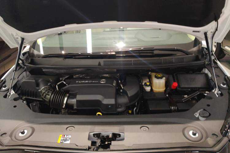 Used Buick GL8 2023 ES Lu Zun Deluxe Model Engine Bay