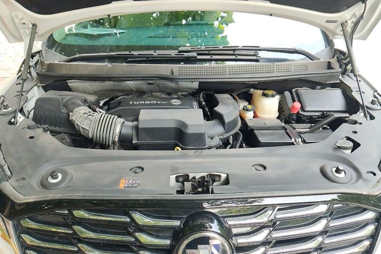 Used Buick GL8 2023 ES Lu Zun Deluxe Model Engine Bay