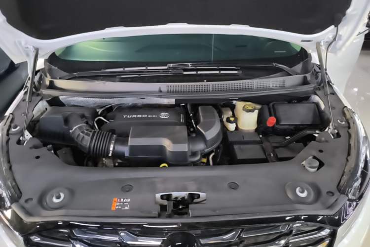 Used Buick GL8 2023 ES Lu Zun Flagship Model Engine Bay