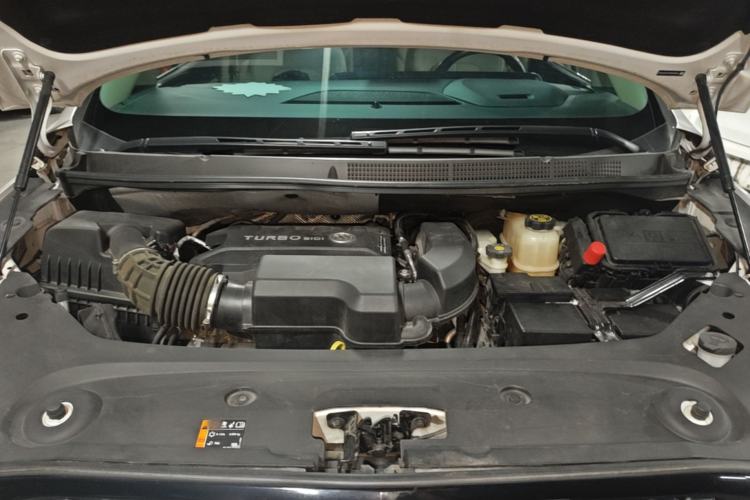 Used Buick GL8 2023 ES Lu Zun Deluxe Model Engine Bay