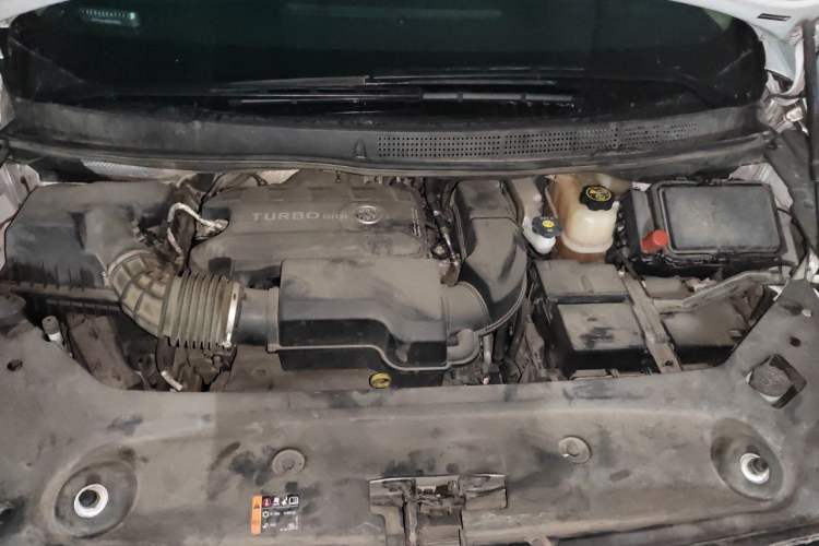 Used Buick GL8 2023 ES Lu Zun Deluxe Model Engine Bay