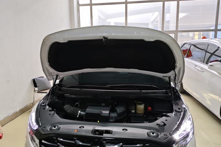 Used Buick GL8 2023 ES Lu Zun Deluxe Model Engine Bay