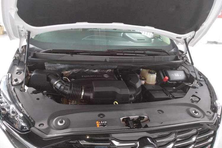 Used Buick GL8 2023 ES Lu Zun Deluxe Model Engine Bay