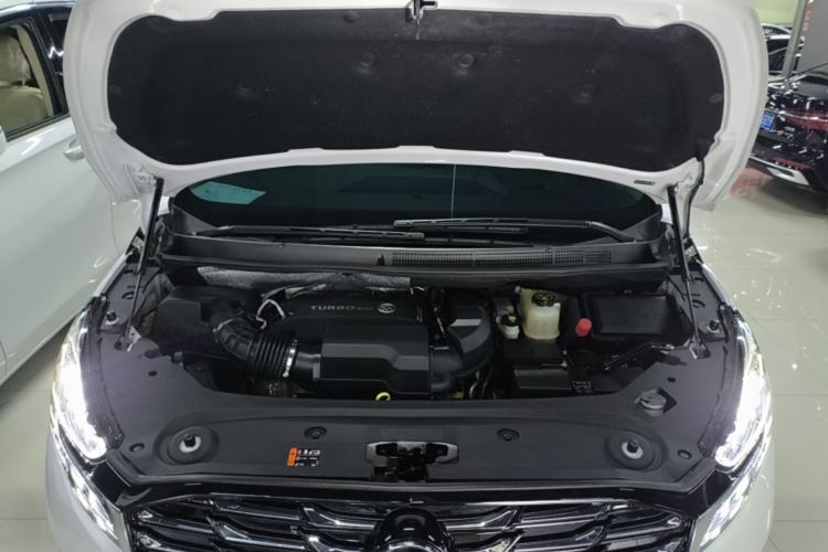 Used Buick GL8 2023 ES Lu Zun Deluxe Model Engine Bay