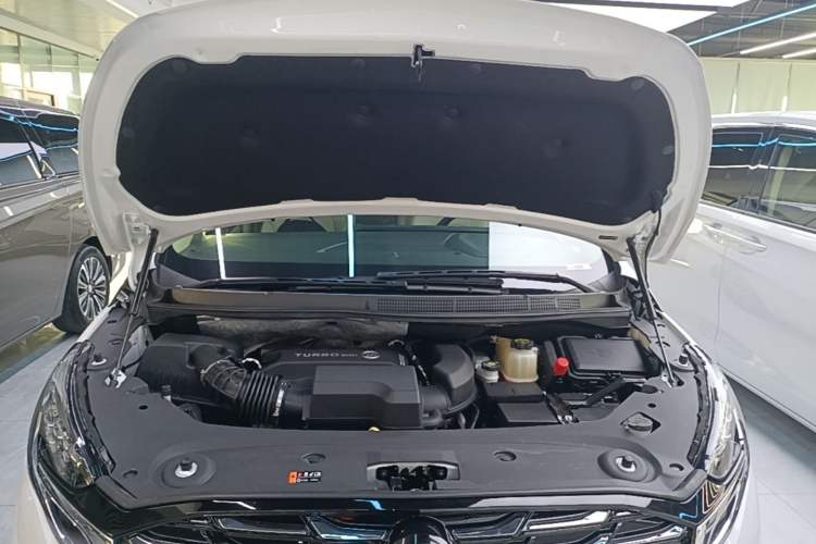 Used Buick GL8 2023 ES Lu Zun Deluxe Model Engine Bay