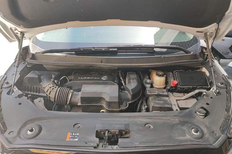 Used Buick GL8 2023 ES Lu Zun Flagship Model Engine Bay