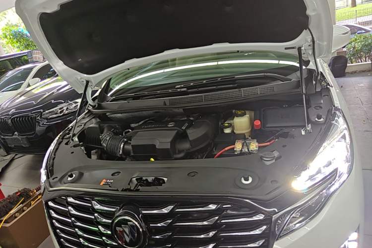Used Buick GL8 2023 ES Lu Zun Deluxe Model Engine Bay