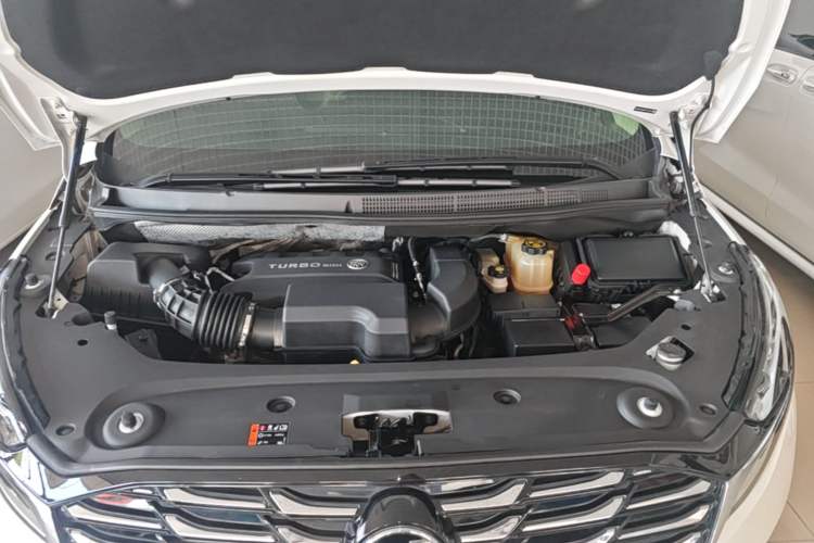 Used Buick GL8 2023 ES Lu Zun Deluxe Model Engine Bay