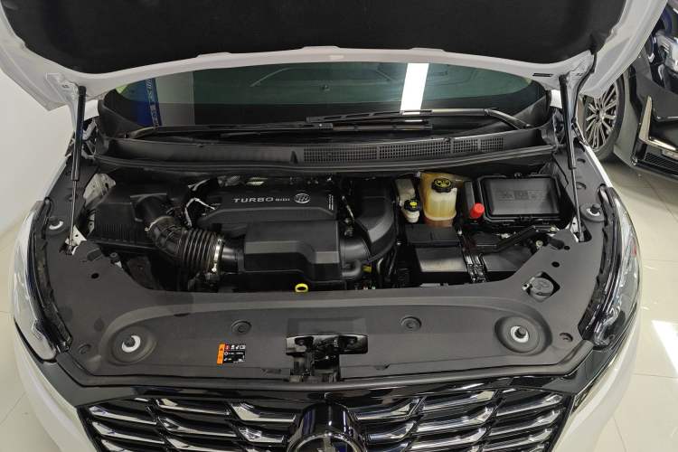 Used Buick GL8 2023 ES Lu Zun Deluxe and Yue Edition Engine Bay