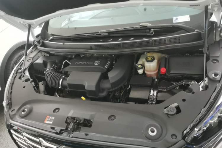 Used Buick GL8 2023 ES Lu Zun Deluxe Model Engine Bay