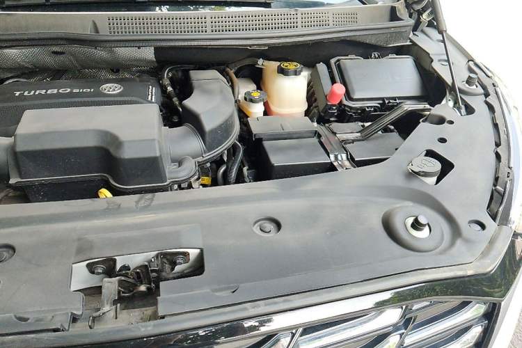 Used Buick GL8 2023 ES Lu Zun Deluxe Model Engine Bay Left