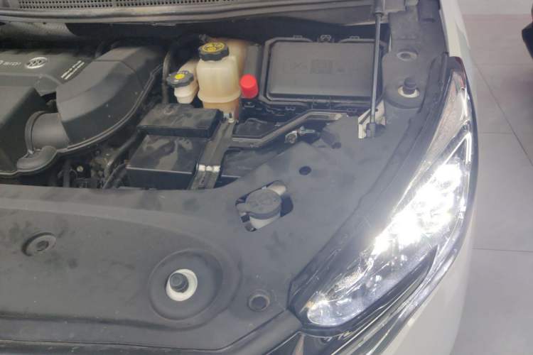 Used Buick GL8 2023 ES Lu Zun Deluxe Model Engine Bay Left