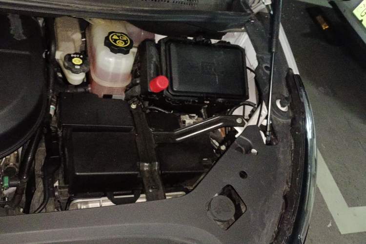 Used Buick GL8 2023 ES Lu Zun Deluxe Model Engine Bay Left