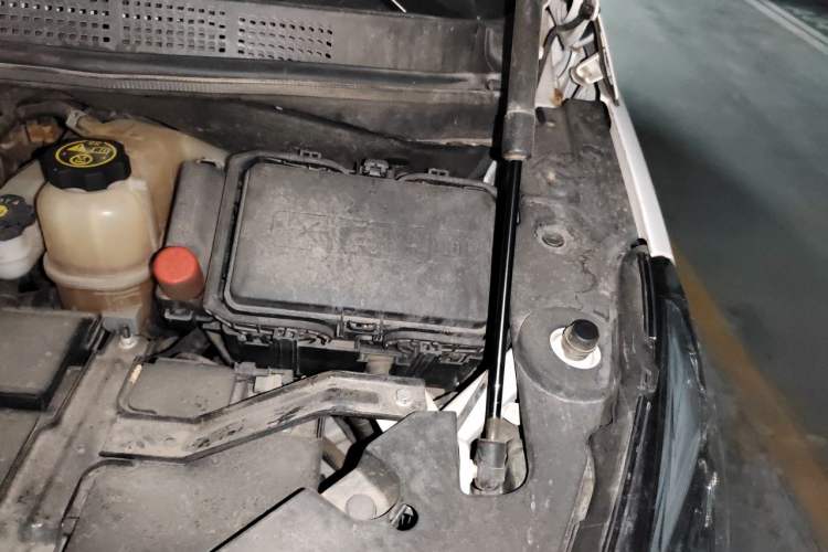 Used Buick GL8 2023 ES Lu Zun Deluxe Model Engine Bay Left