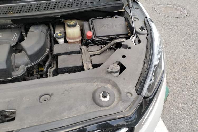 Used Buick GL8 2023 ES Lu Zun Luxury Model Engine Bay Left
