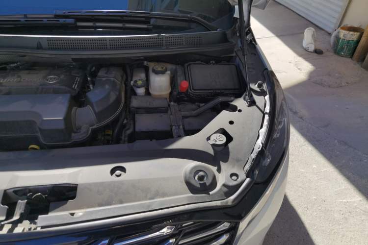 Used Buick GL8 2023 ES Lu Zun Deluxe Model Engine Bay Left