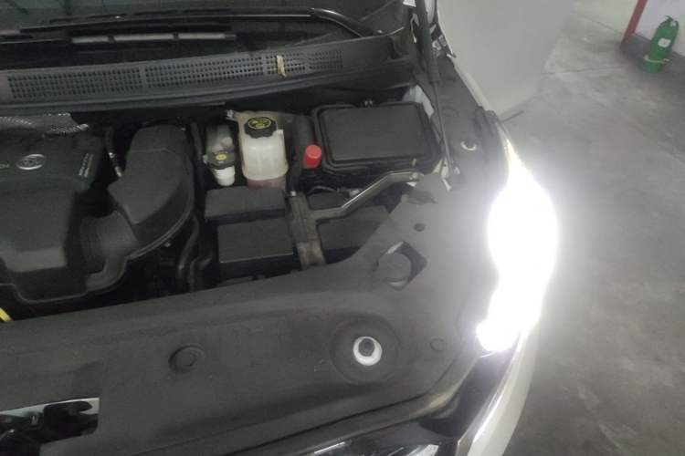 Used Buick GL8 2023 ES Lu Zun Deluxe and Yue Edition Engine Bay Left