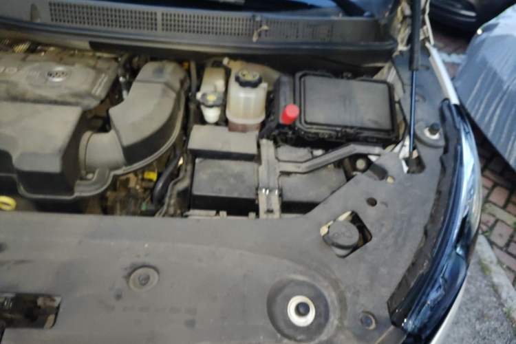 Used Buick GL8 2023 ES Lu Zun Luxury Model Engine Bay Left