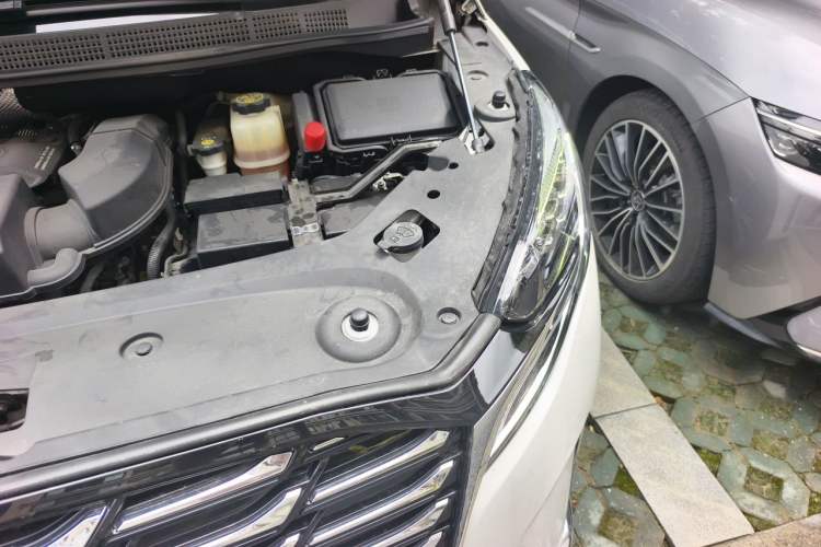 Used Buick GL8 2023 ES Lu Zun Luxury Edition and Yue Version Engine Bay Left