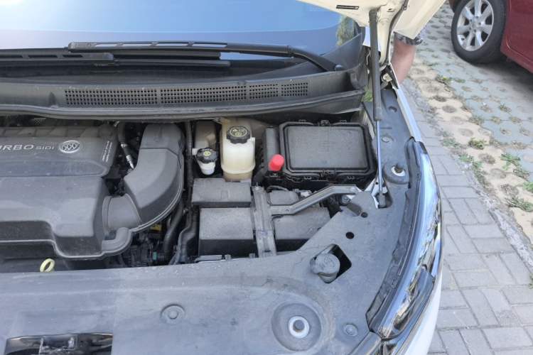 Used Buick GL8 2023 ES Lu Zun Luxury Model Engine Bay Left