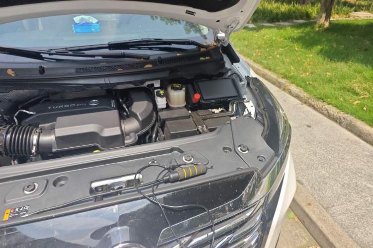 Used Buick GL8 2023 Facelifted Land Cruiser Executive Luxury Version Engine Bay Left