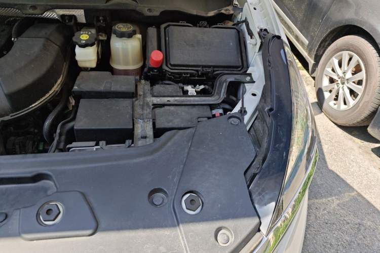 Used Buick GL8 2023 Facelifted Land Cruiser Executive Luxury Version Engine Bay Left